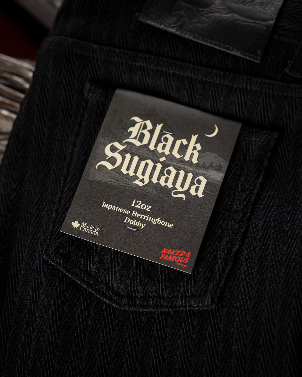 Black Sugiaya : le motif en V caractéristique, réinterprété en noir