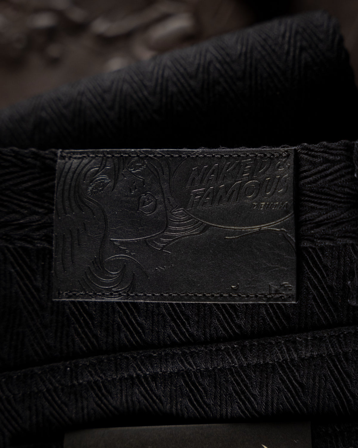 Black Sugiaya : le motif en V caractéristique, réinterprété en noir